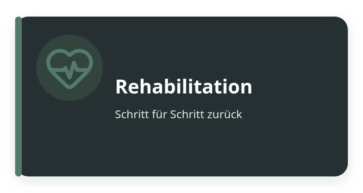 Grüne Karte mit Herzsymbol und Herzfrequenzlinie, daneben der Text 'Rehabilitation' in Weiß und darunter 'Schritt für Schritt zurück' in Grau.
