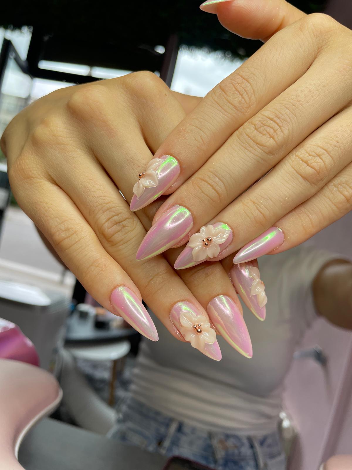 Ongles chrome effet miroir brillante réalisés en salon professionnel