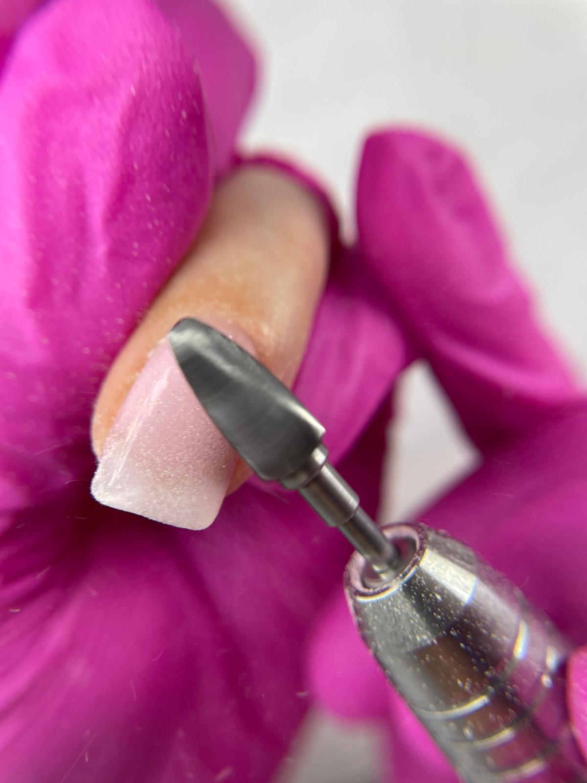 Dépose du gel avec une ponceuse professionnelle 