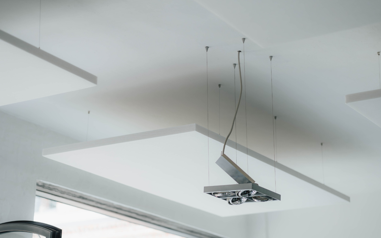 Abgehängtes weißes Deckensegel aus PET-Vlies im Loft von 0816 Media