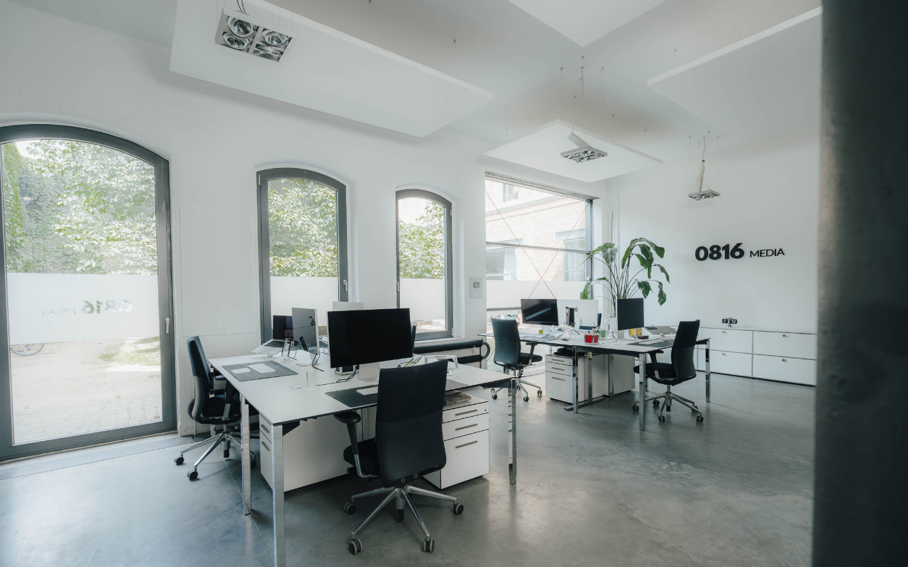 Offener Arbeitsbereich mit Rundbogenfenstern im Loft-Büro von 0816 Media