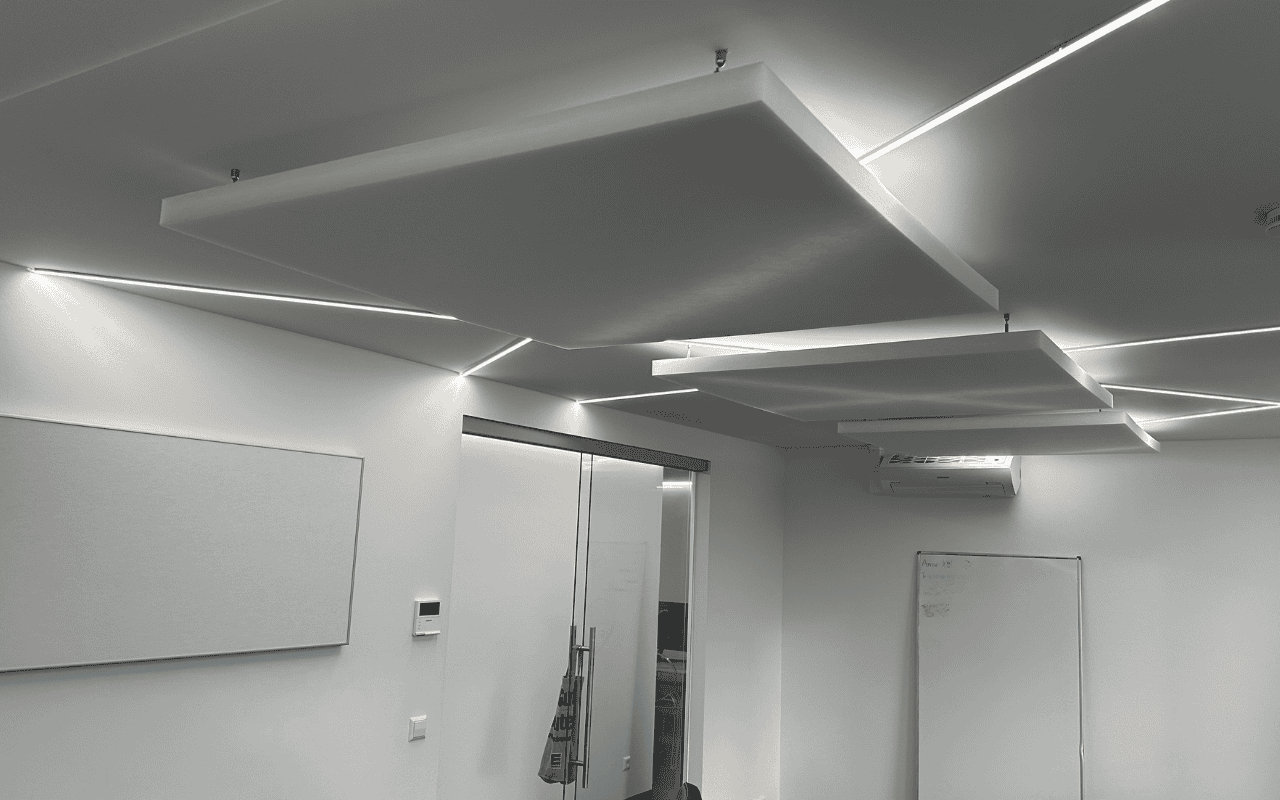 Sales Office von IRON.MIND in Berlin mit Akustik-Deckenpaneelen und indirektem Licht