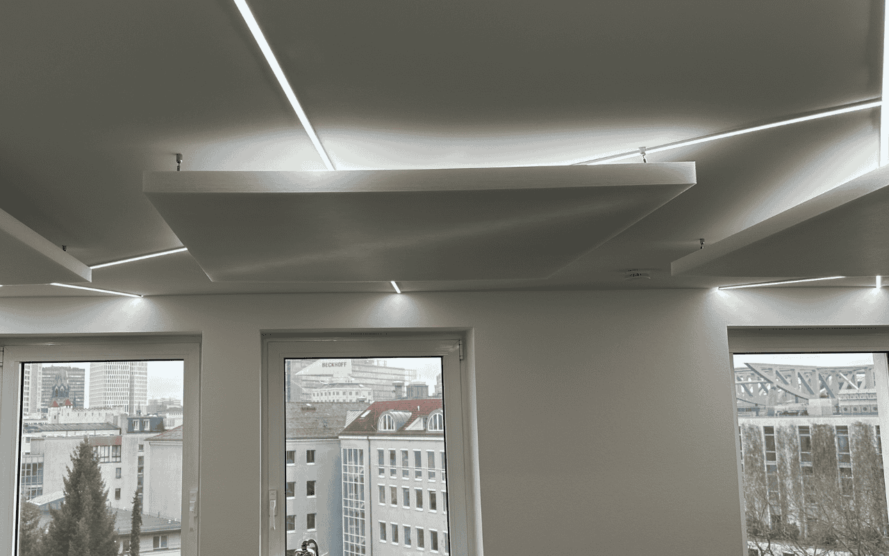 Akustik-Deckenpaneele mit LED-Lichtfugen im Sales Office von IRON.MIND