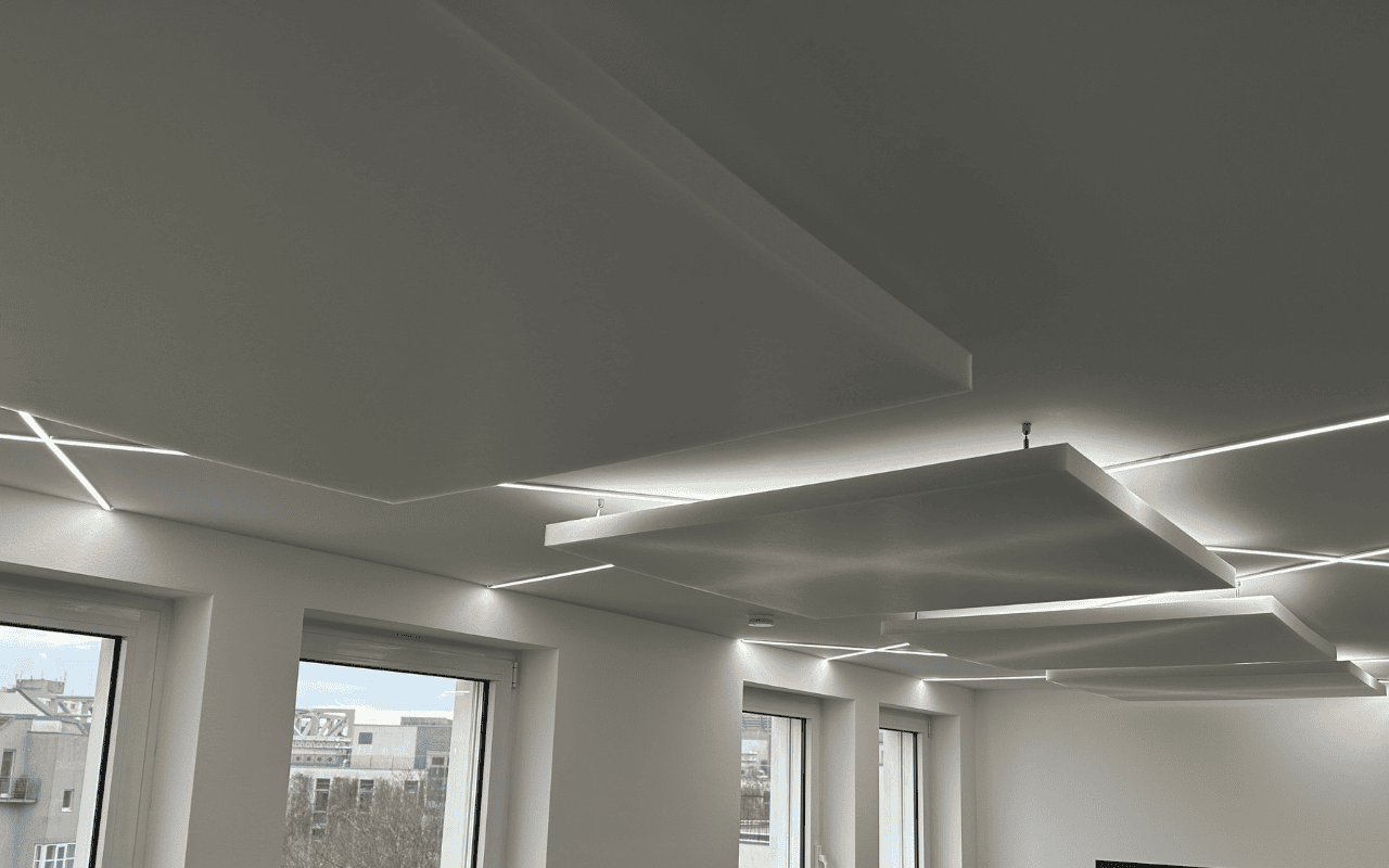Deckenpaneele aus PET-Vlies im Fensterbereich des IRON.MIND Office Berlin