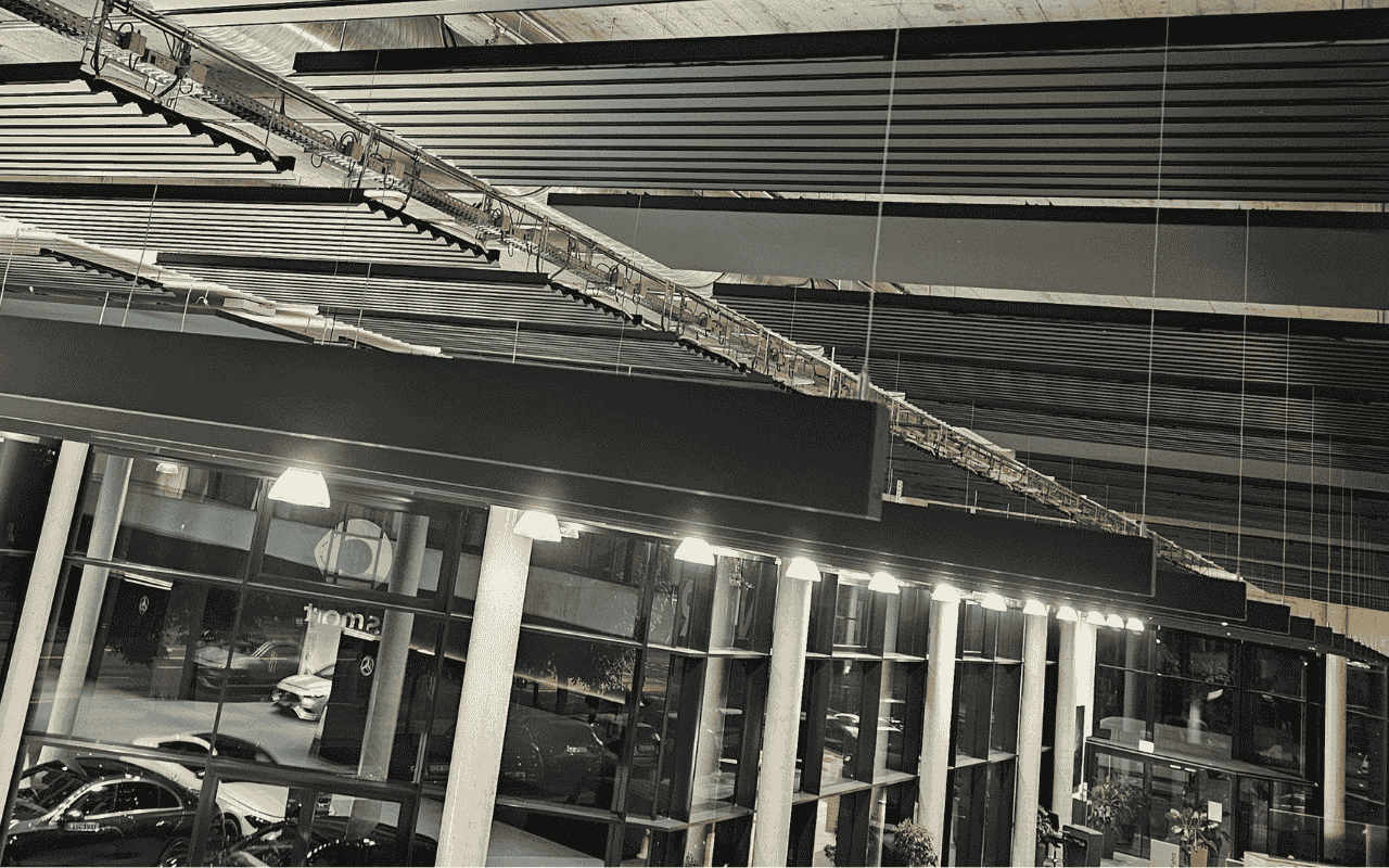 Showroom des Autohauses mit schwarzen Deckenabsorbern aus PET-Vlies