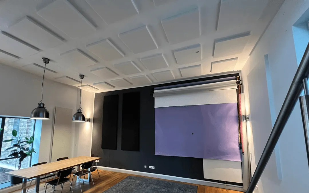 Nachher: Büroloft von Tomatolix mit Akustikpaneelen an Wand und Decke