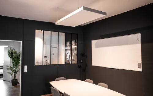 Besprechungstisch unter einem Deckensegel im Büro von Tim Gelhausen