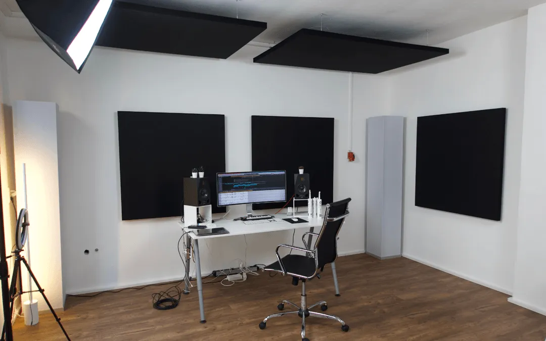 Tonstudio von Showmusik in München mit schwarzen Akustikpaneelen an Wand und Decke