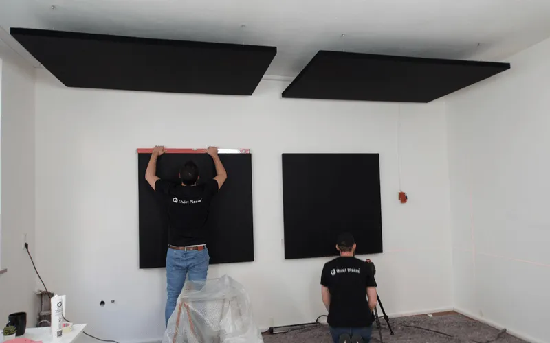 Montage schwarzer Deckenpaneele im Tonstudio von Showmusik