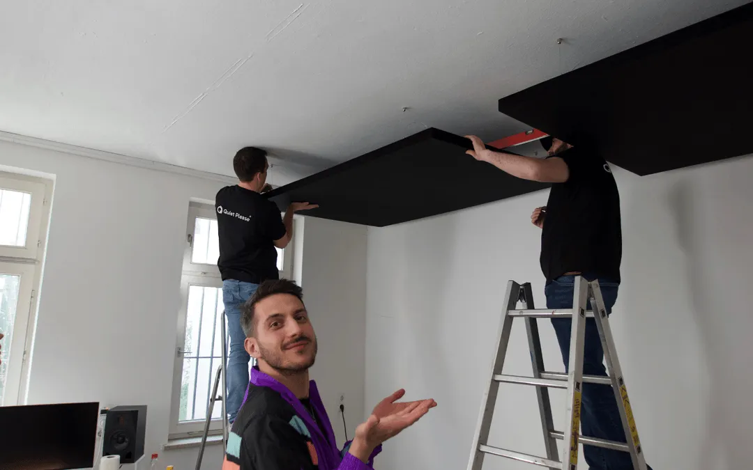 Quiet-Please-Team montiert Deckenpaneele im Tonstudio von Showmusik