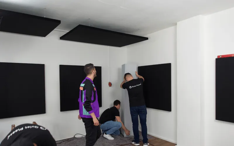 Montage der Wand- und Deckenpaneele im Tonstudio von Showmusik