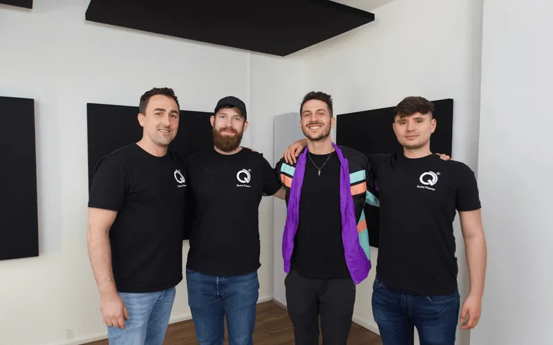 Oriano Medde mit dem Quiet-Please-Team im fertigen Tonstudio von Showmusik