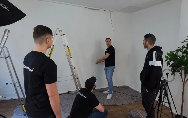 Vorher: Tonstudio von Showmusik vor der Montage der Akustikpaneele