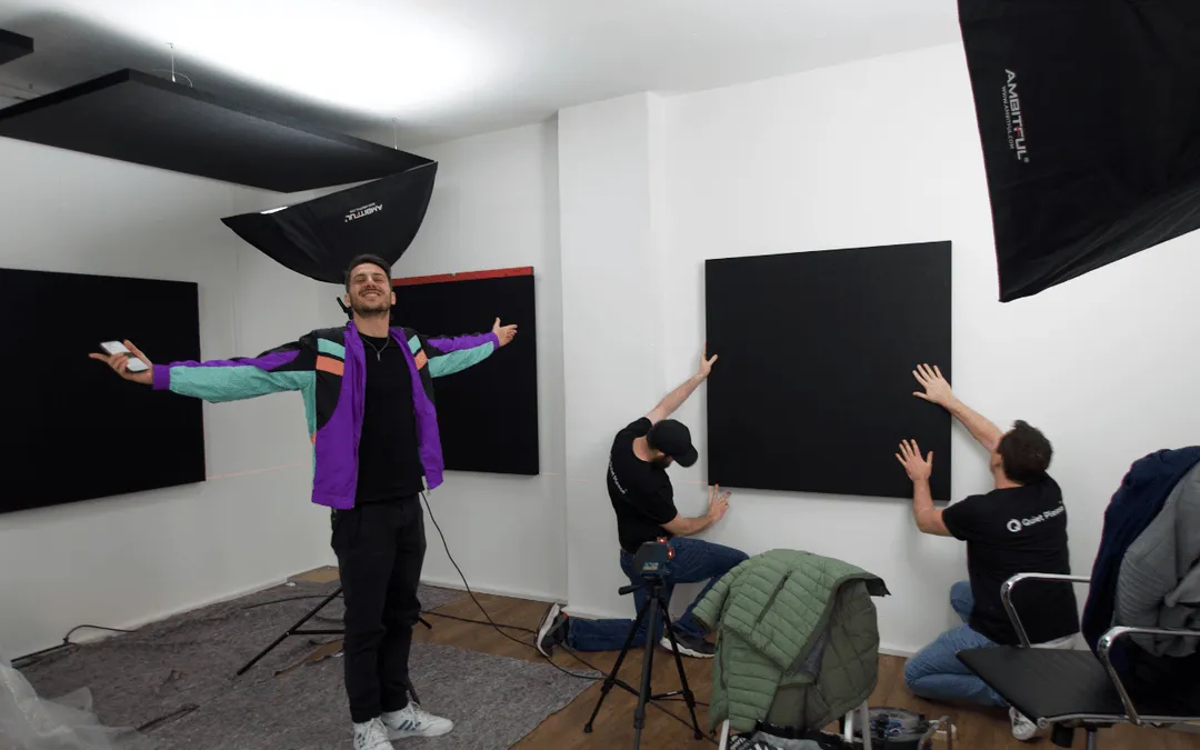 Nachher: Oriano Medde im Tonstudio von Showmusik mit schwarzen Wand- und Deckenpaneelen