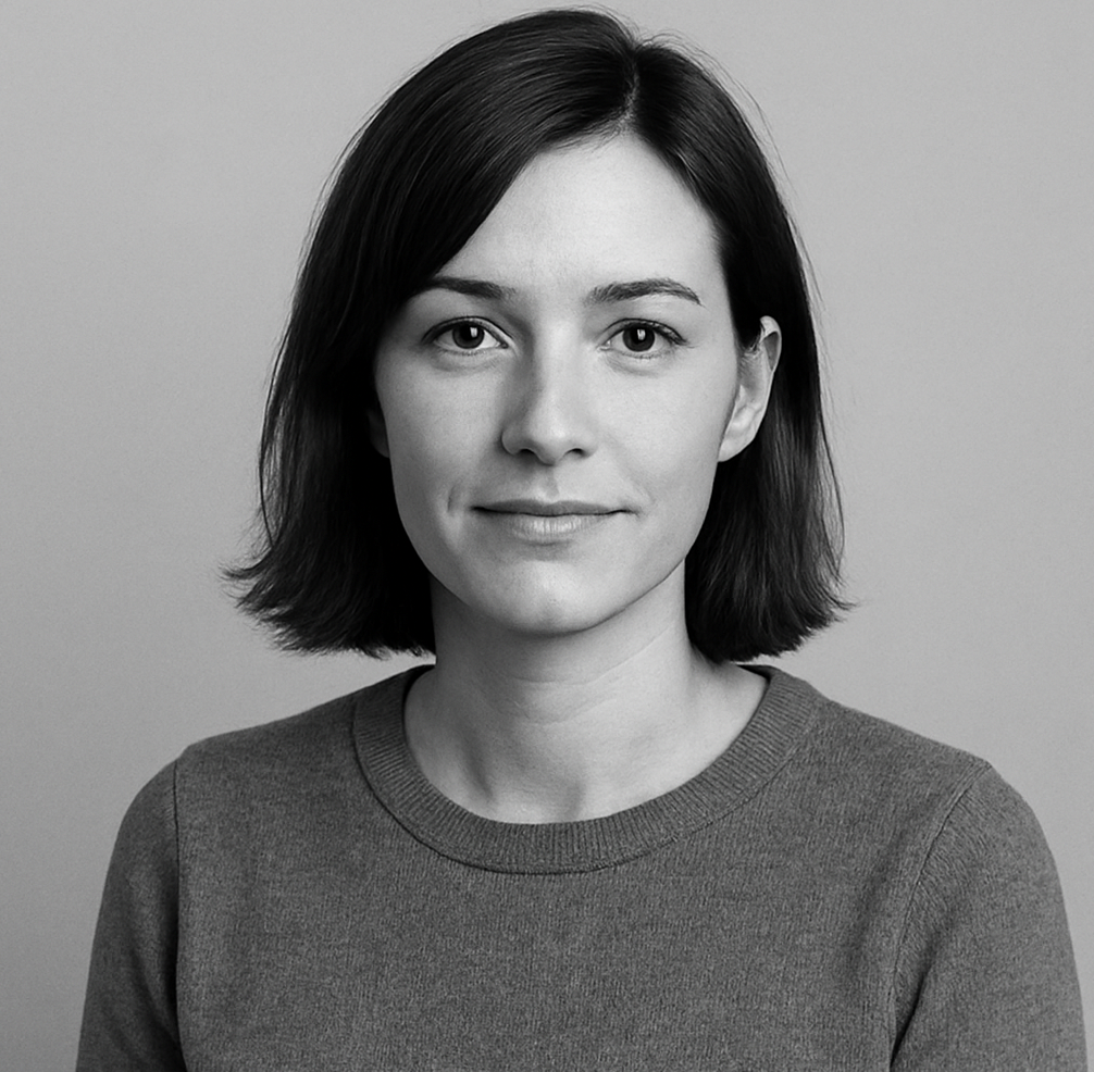 Portrait en noir et blanc d'une jeune femme regardant l'objectif, avec des cheveux courts et un pull à col rond.
