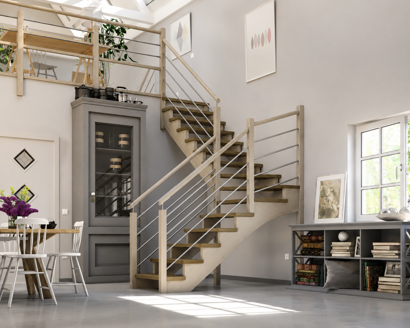 Intérieur lumineux avec un escalier en bois clair, une table à manger avec chaises blanches, une vitrine grise, une bibliothèque basse sous une fenêtre, et des cadres décoratifs sur les murs.