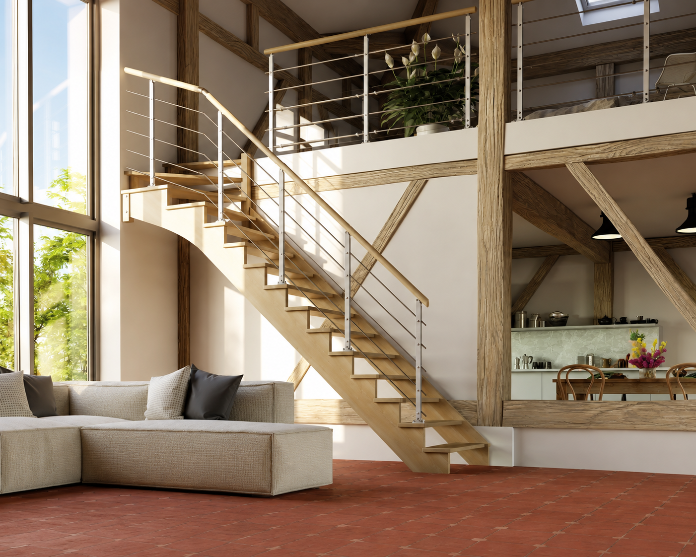 Intérieur lumineux avec grand canapé beige, escalier en bois moderne menant à une mezzanine avec plante, murs avec poutres en bois apparentes et grande fenêtre.