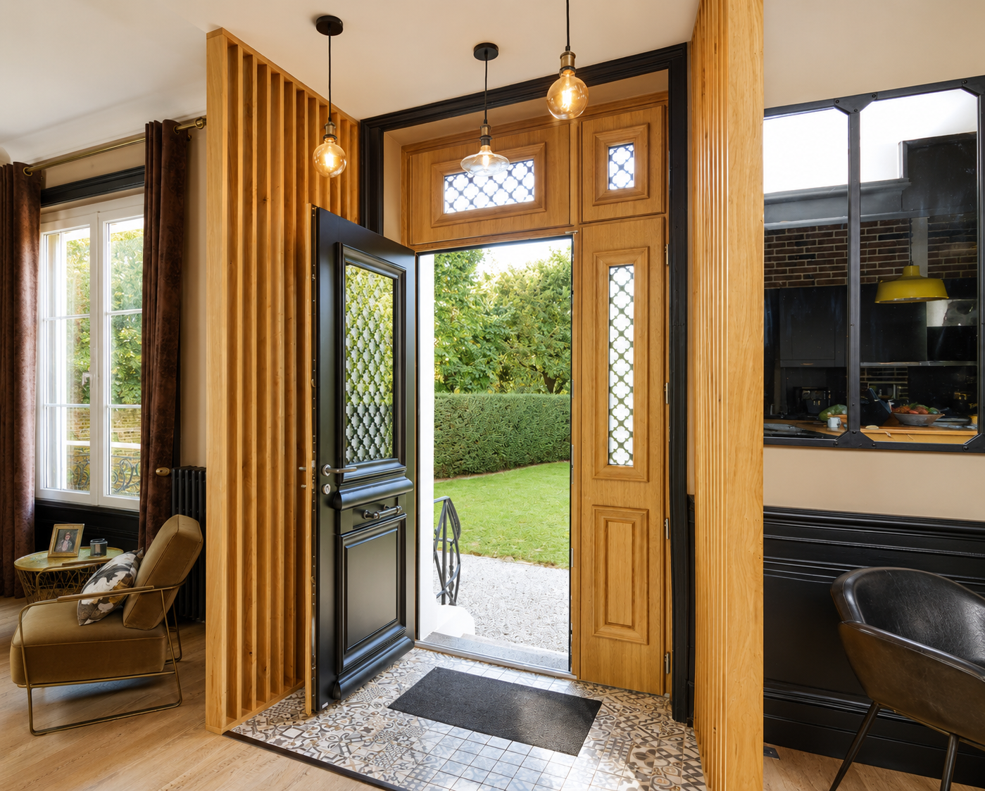 Entrée d'une maison avec une porte noire ouverte montrant un jardin verdoyant, murs en bois et carrelage décoratif, éclairage suspendu et mobilier moderne à l'intérieur.