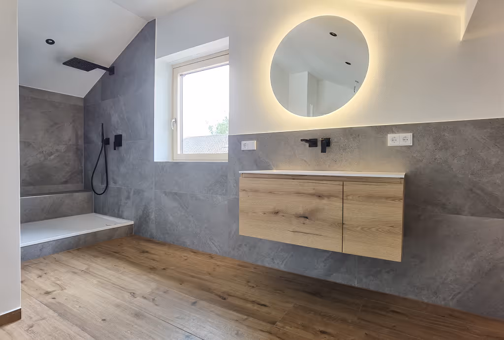Bad mit Vinylboden und moderner Beleuchtung Fliesen Mühldorf - Merx