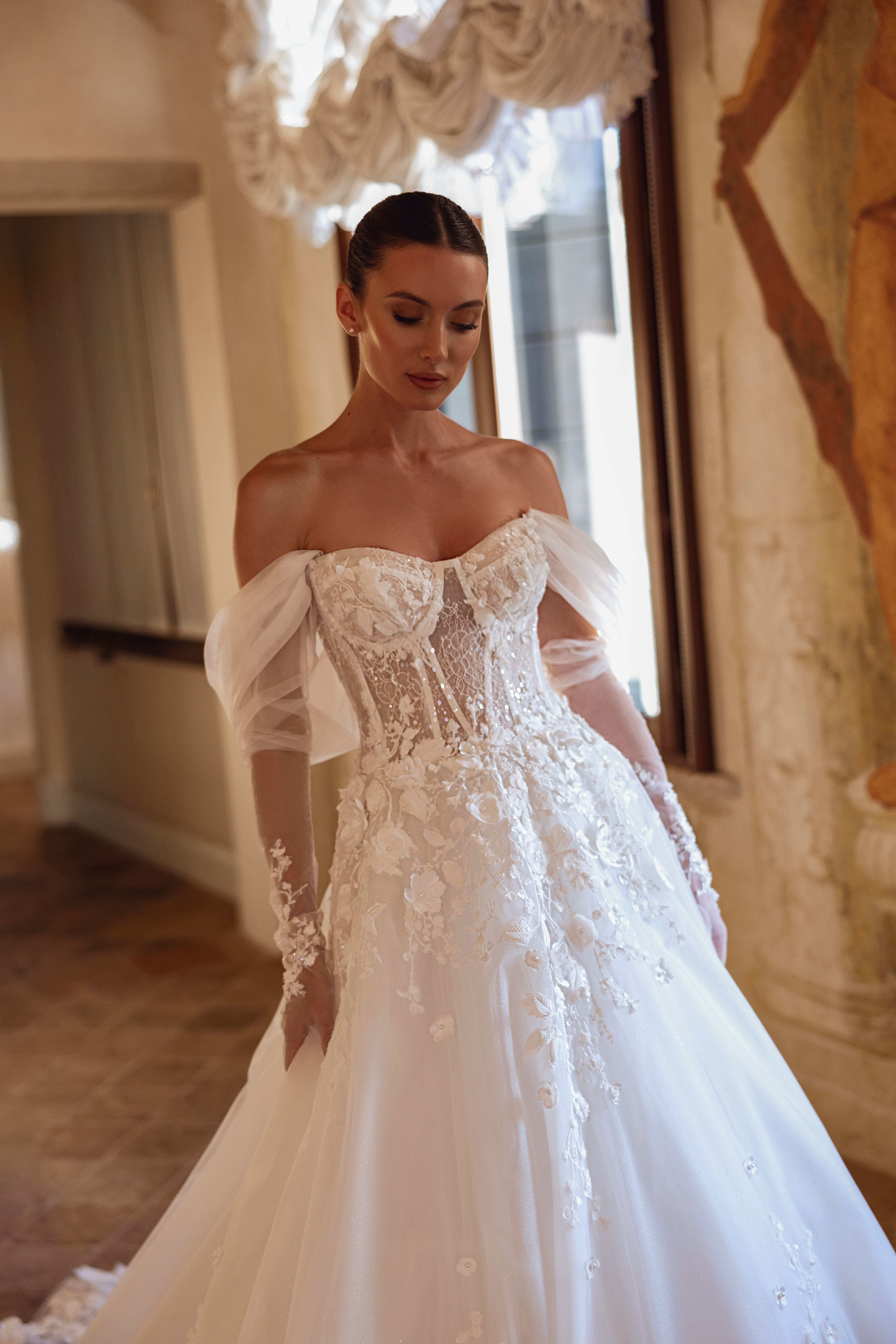 Prinzessinnen-Brautkleid von Dominis mit weiter Silhouette – Brautmode Emilia Jackel Kaiserslautern