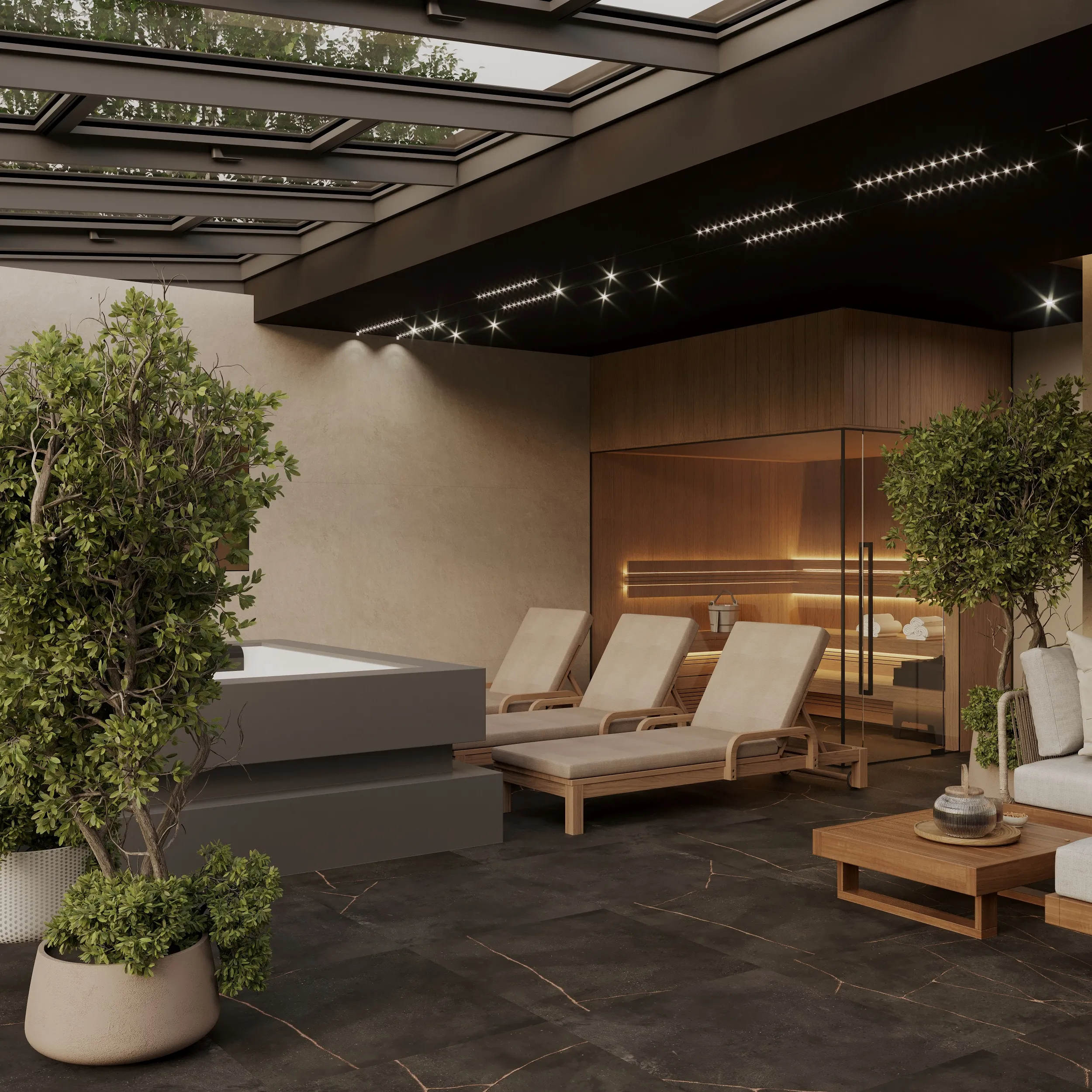 Nowoczesna strefa wypoczynkowa z trzema beżowymi leżakami, dużą wanną, sauną z przeszklonymi drzwiami oraz roślinami w donicach pod szklanym dachem.