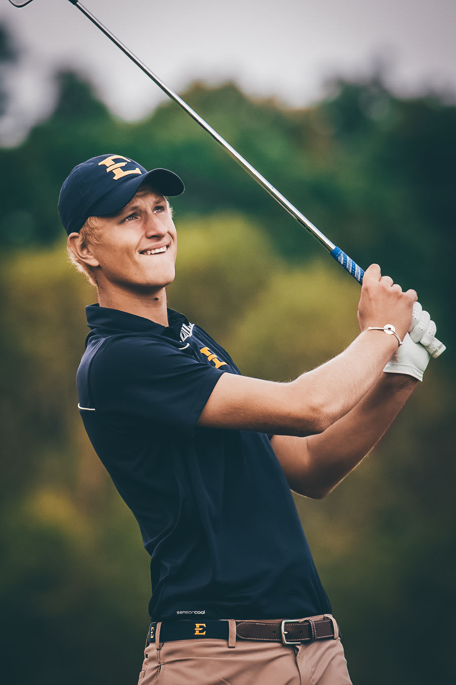 Adrian Meronk playing golf