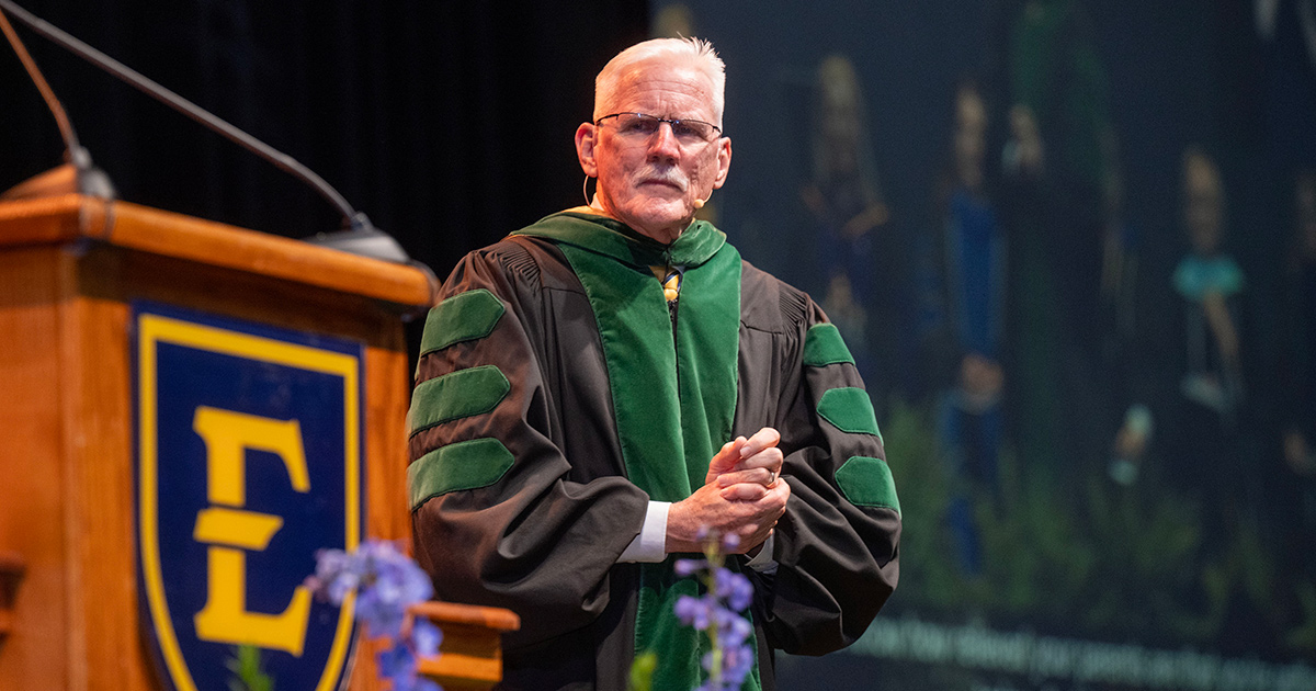 Dr. Randy Wykoff delivers the afternoon keynote address.