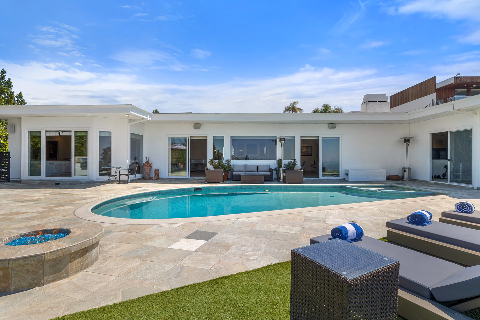 HollywoodHillsViewEstate_01.jpg