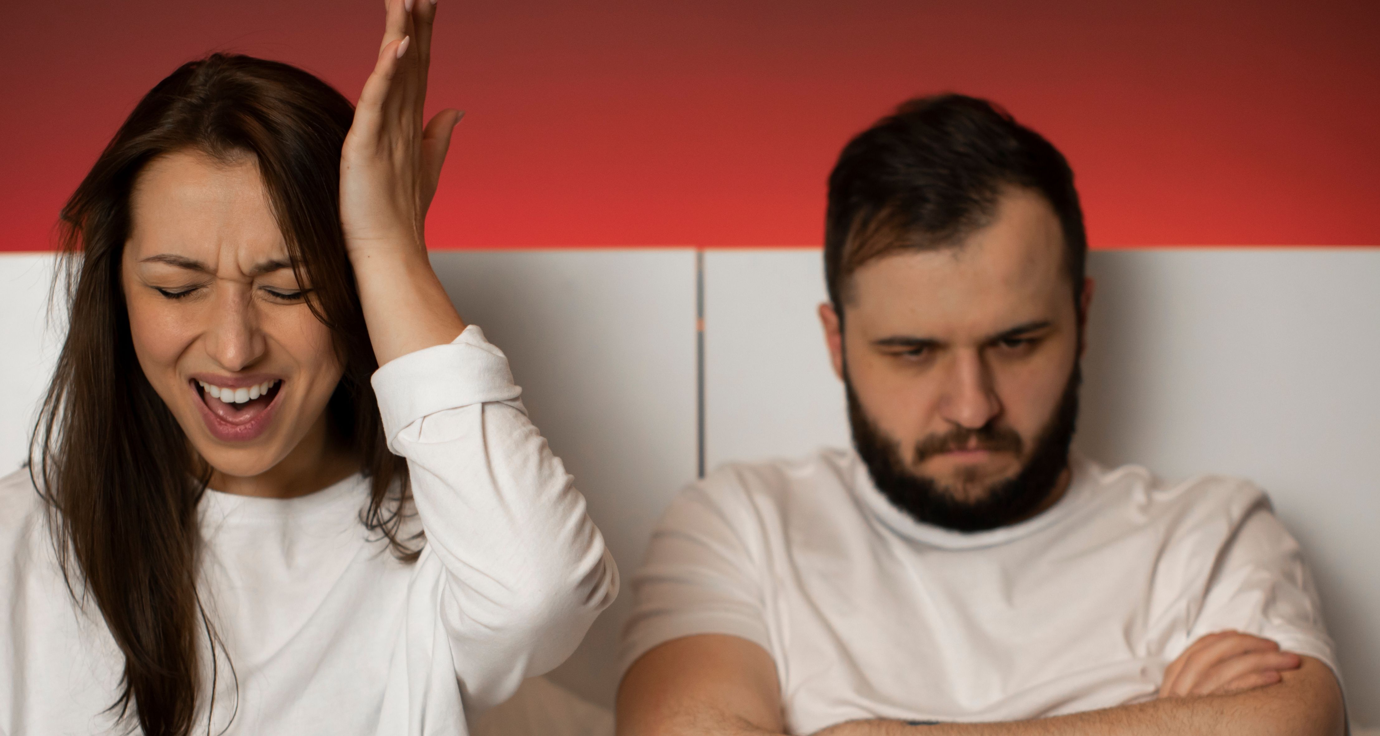 Paar sitzt voneinander abgewandt