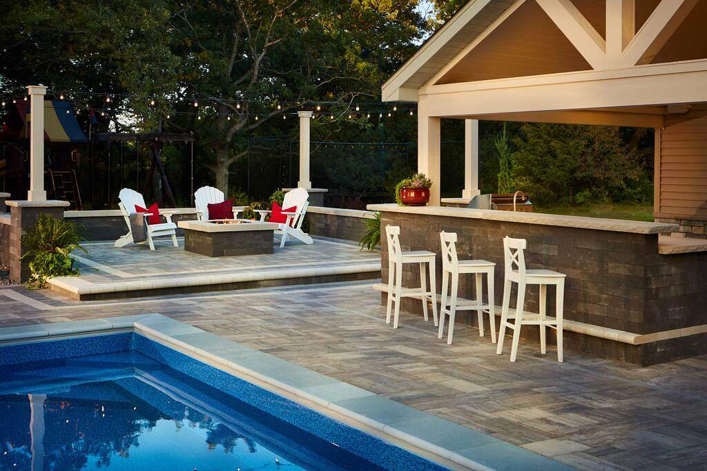 Poolside bar using Grand Tranquility Pavers