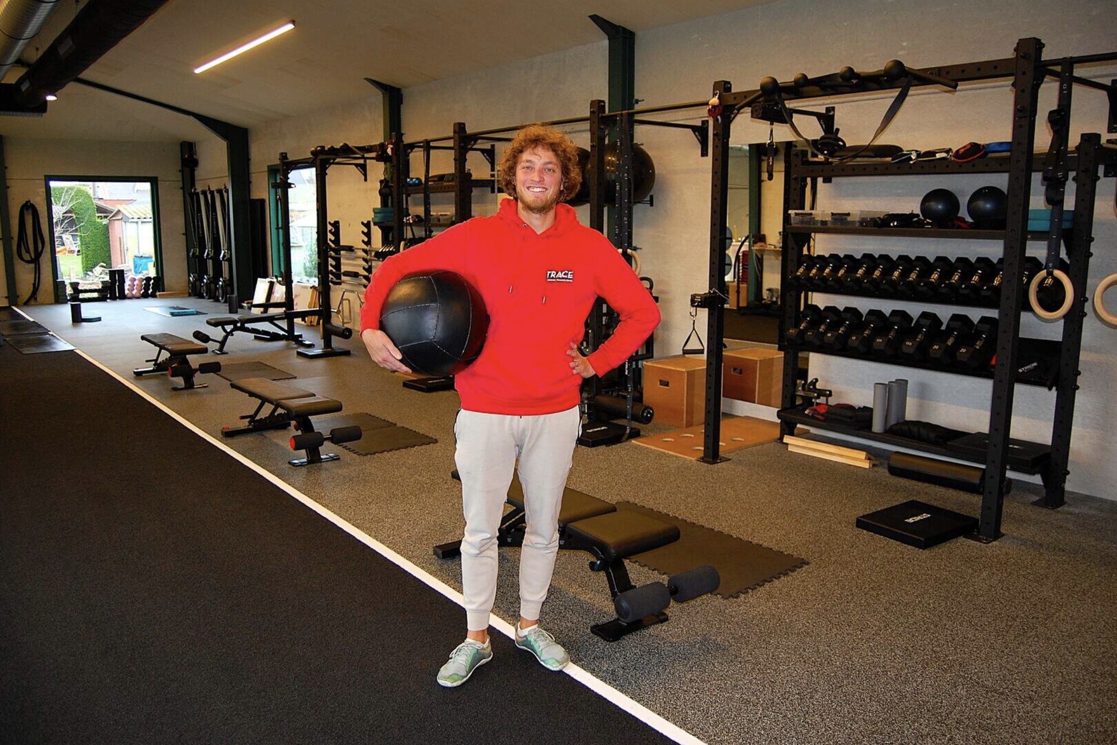 Nick (33) bouwt droom uit als personal coach in eigen tuin: “Vervallen kippenkot is nu gloednieuw sportcentrum"