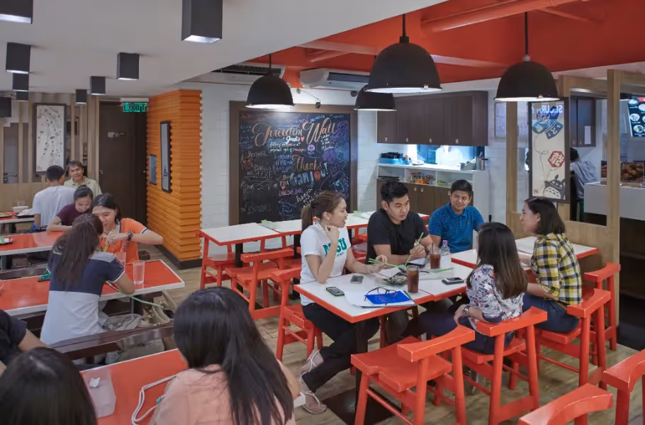 Vibrant dining area with red chairs and casual atmosphere at 2Torre Lorenzo.