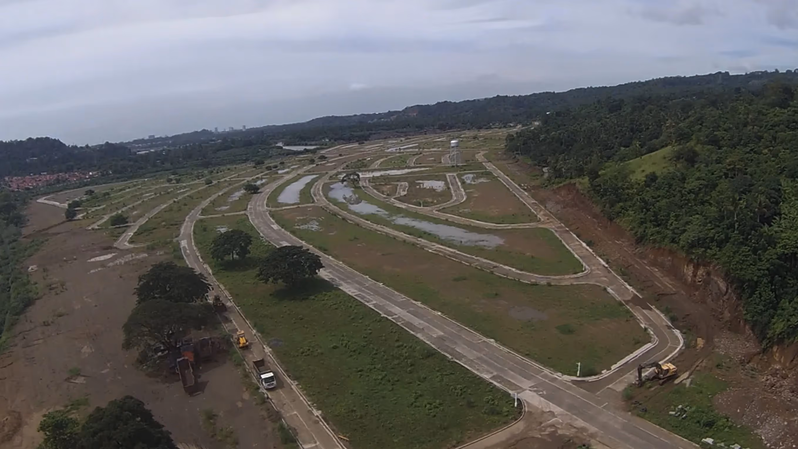Aerial view of Ciudades Business Park south wing featuring road networks, and nearby residential areas surrounded by greenery.