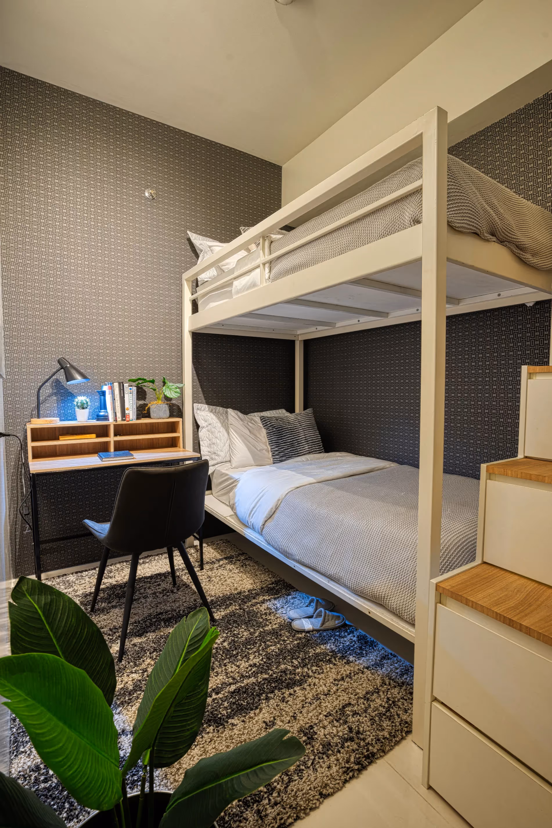 Cozy bedroom with bunk bed and dedicated workspace at 3Torre Lorenzo.