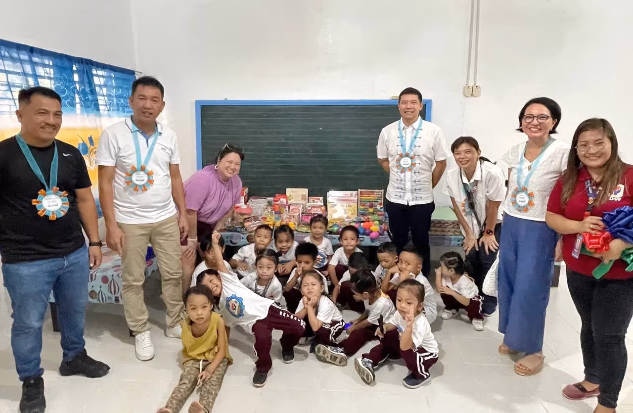 Students of Baybay Pindasan Day Care Center together with TLDC Executives, Mabini Mayor and Brgy, Pindasan Councilor