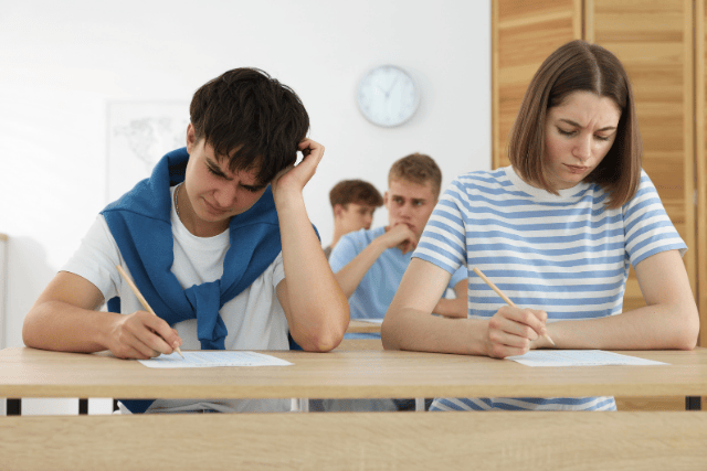 Adolescentes haciendo un examen.