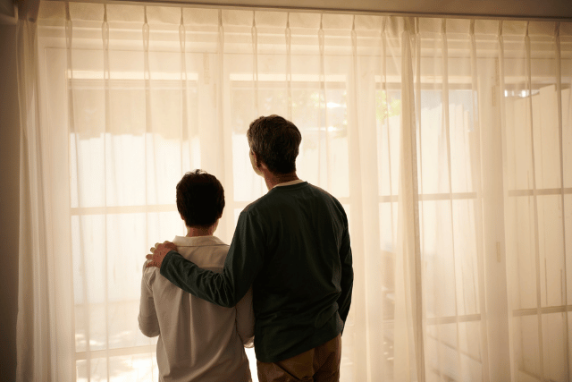 Padre acompañando a su hijo adolescente en la rutina diaria en casa