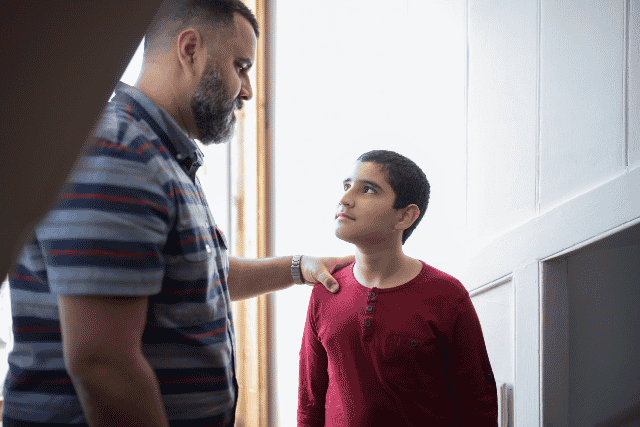 Padre conversa con su hijo adolescente sobre cómo se siente