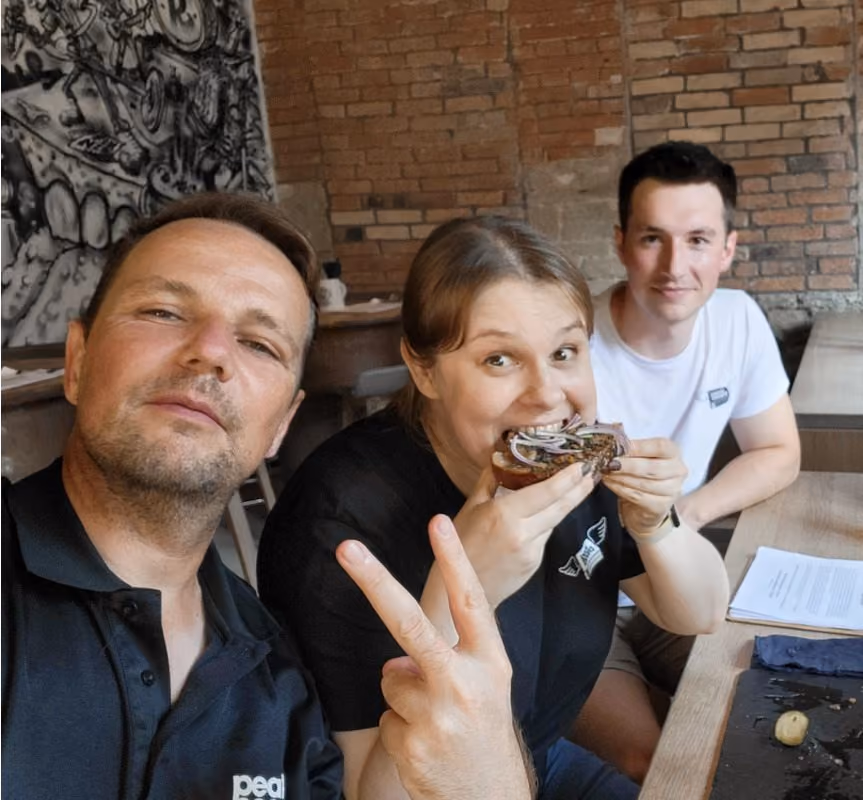 Drei Peakboard-Teammitglieder beim gemeinsamen Mittagessen mit guter Stimmung