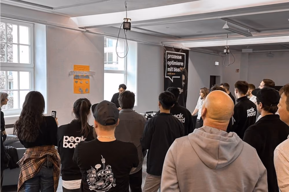 Peakboard-Team während eines gemeinsamen Meetings oder Präsentation im Büro.