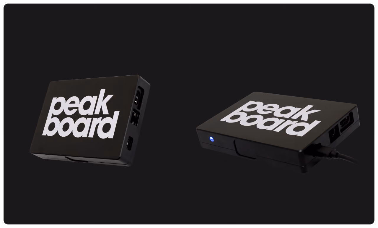 Zwei Ansichten der Peakboard Box, der kompakten Hardware zur Visualisierung und Steuerung industrieller Prozesse.