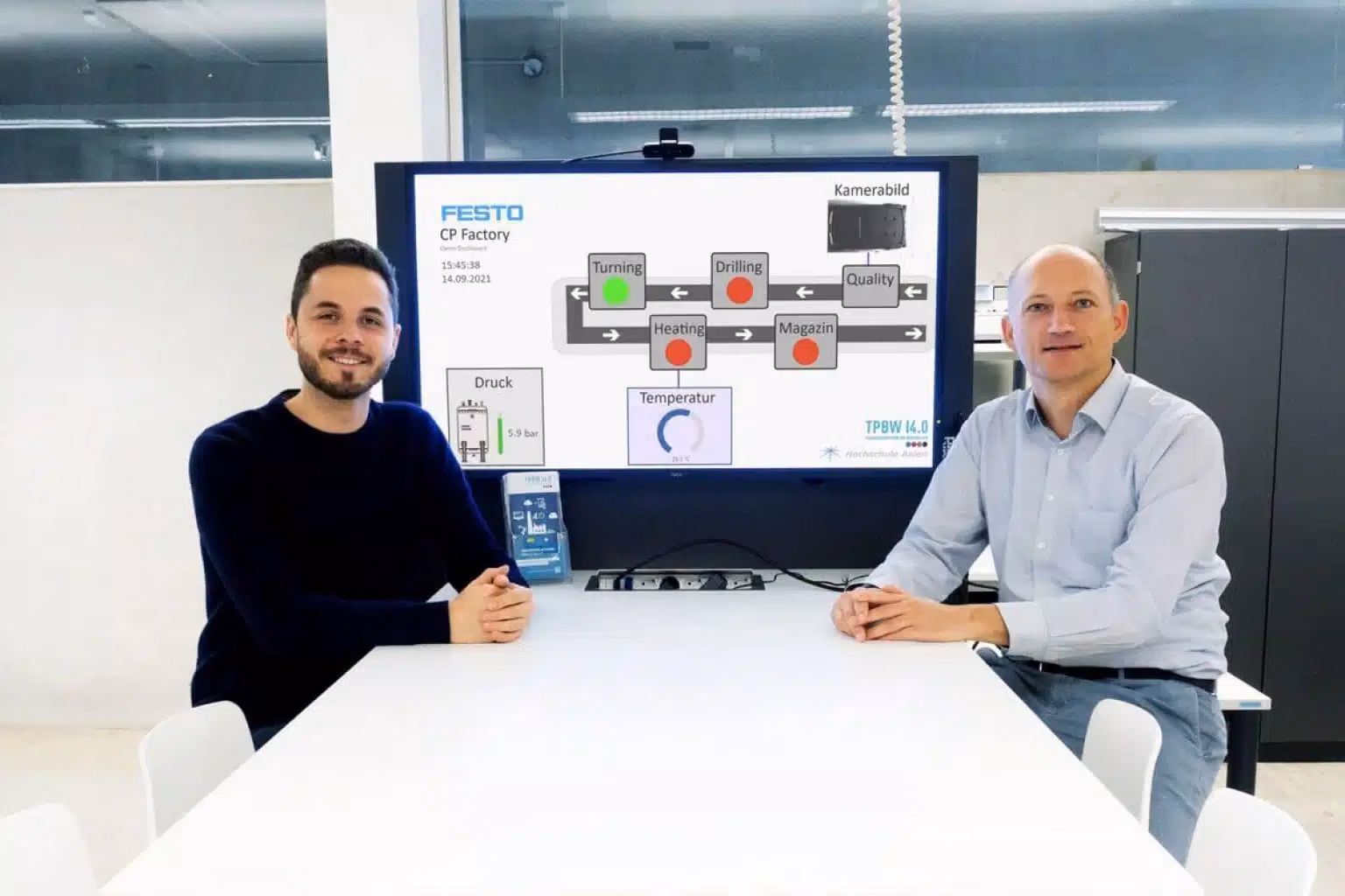 Festo-Peakboard in Produktionsumgebung mit Prozessschritten, Druck und Temperatur