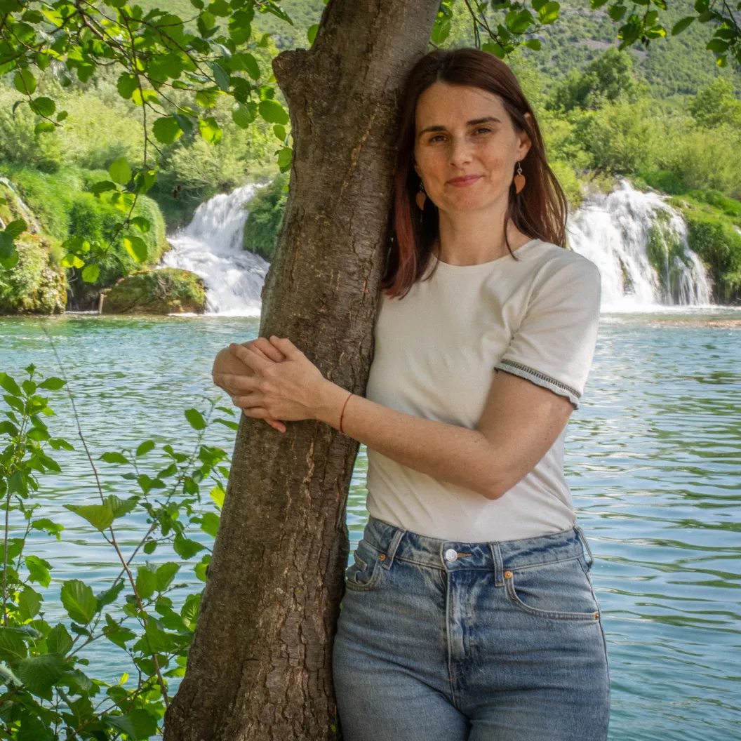 Taida Garibović hugging a tree