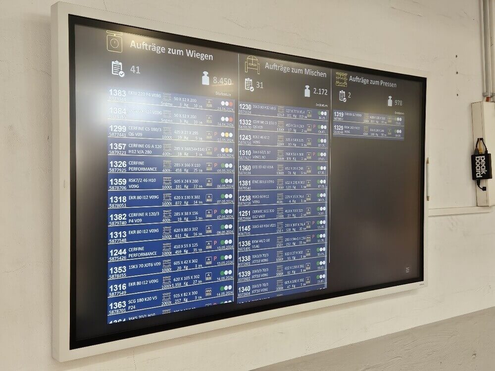 Peakboard notice board in use at Hermes Schleifmittel