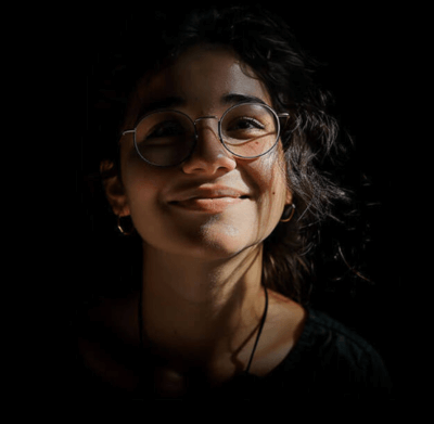 Porträt von Michelle, lächelnd, Nahaufnahme vor hellem neutralem Hintergrund