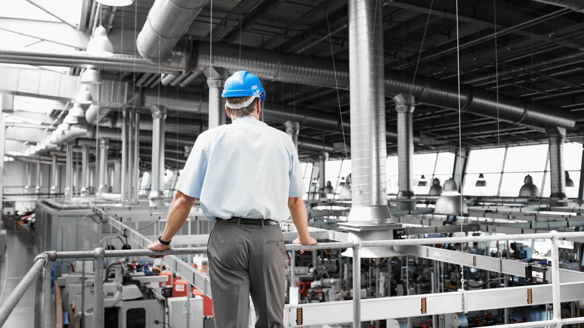 Industriearbeiter mit Tablet und AR-Headset in vernetzter Fabrikumgebung
