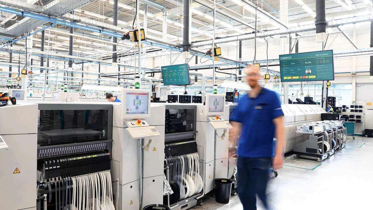 Zwei Personen betrachten gemeinsam ein Laptop mit Datenvisualisierungen