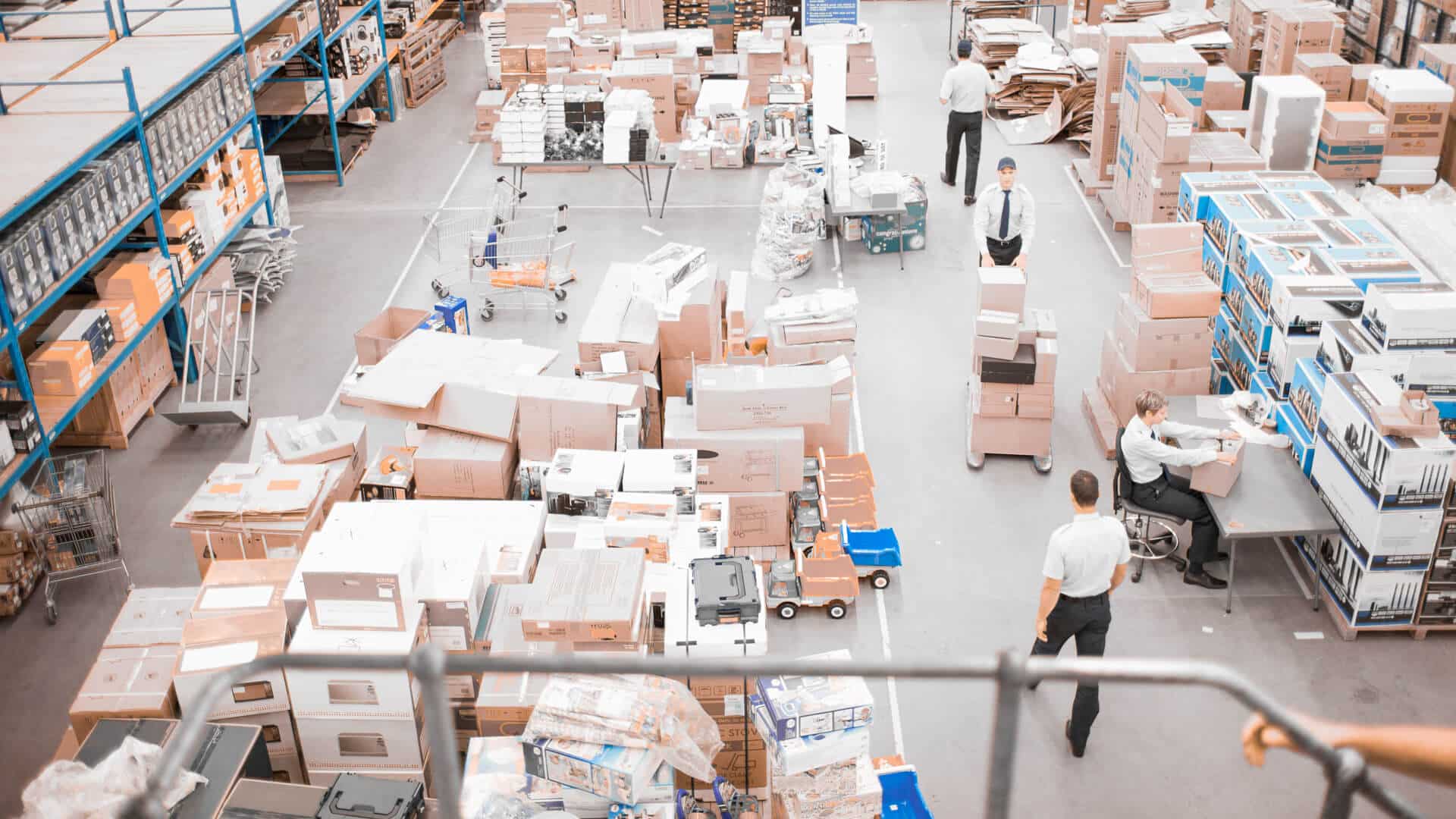 Arbeiter in moderner Fabrikumgebung mit digitalen Dashboards und vernetzten Produktionsdaten