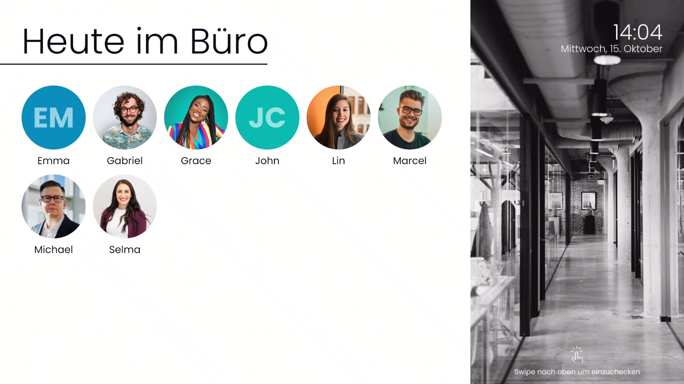 Moderner Empfangsbereich im Büro mit Check‑in-Schalter und wartenden Gästen