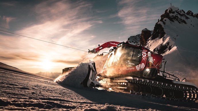 PistenBully 600 Polar Schneeraupe auf verschneiter Piste